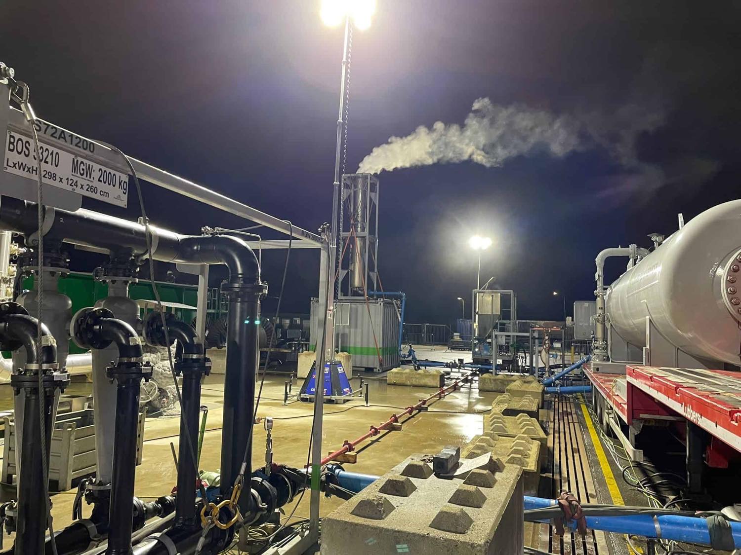 Geothermie-Welltest bei Nacht